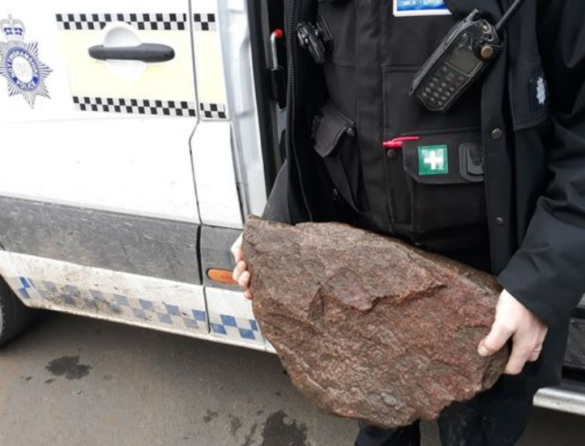La pietra legata al collo di Bella (Foto: Newark Police)