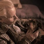 Anziano con cane